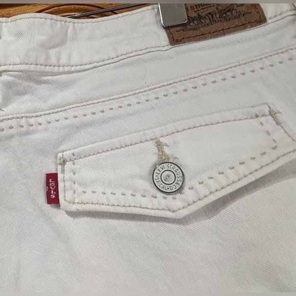 Levi's Women's White Jean Shorts Size 8 EUC - Picture 7 of 8